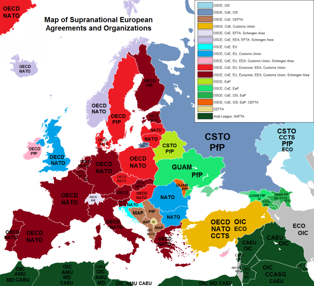 Eine Europakarte mit verschiedenen Farben, die Länder und ihre jeweiligen Abkommen und Organisationen darstellen, begleitet von Text, der die Ländernamen und beteiligten Länder nennt.