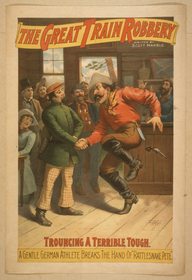 Ein Plakat für "Der große Zugraub" mit einer Gruppe von Menschen, von denen einer eine Waffe hält, vor einem Fenster und einer Wand als Hintergrund, mit Text oben und unten.