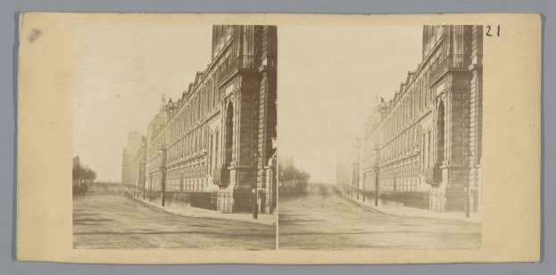 Schwarz-weiß-Foto einer Stadtstraße in New York City mit Gebäuden, Straßenlaternen, Bäumen und einem Himmel als Hintergrund, mit dem Text "New York Public Library, New York City" unten.