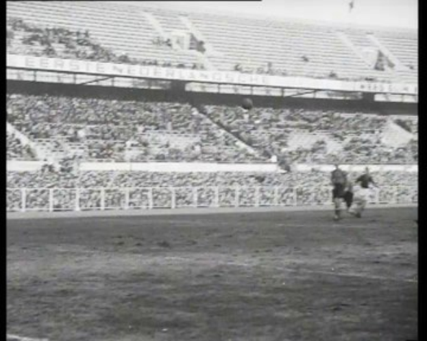 Schwarzes und weißes Foto von einem Finale der niederländischen Fußballliga 1961-1962 in einem Stadion, das Spieler auf dem Feld und Zuschauer in den Rängen zeigt.
