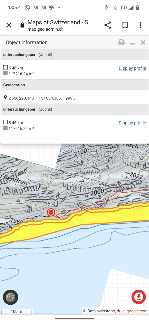 Ein Mobilbildschirm, der eine topografische Karte der Schweiz anzeigt, mit begleitendem Text und Icons, die detaillierte Informationen über den Bereich bereitstellen.