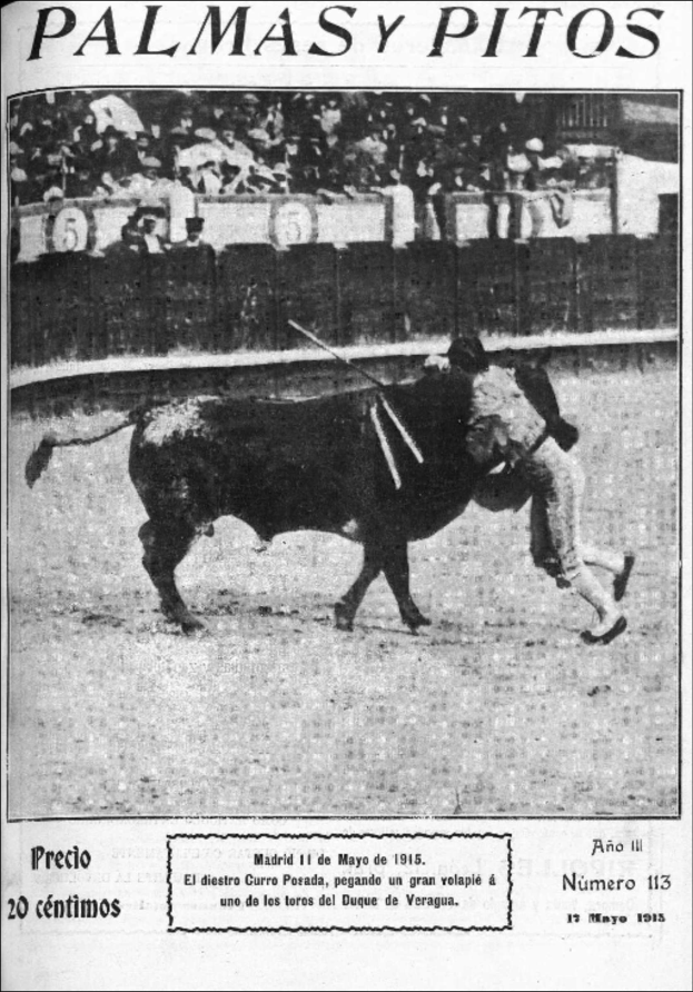 Ein Schwarz-Weiß-Foto eines Mannes, der vor einem Stier wegrennt, mit Zuschauern und einem Zaun im Hintergrund und dem Text "Palmas y Pitos" oben und unten.