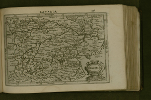 Ein aufgeschlagenes Buch mit einer detaillierten Karte von Bayern, auf der Städte und Ortschaften beschriftet sind, sowie begleitendem Text.