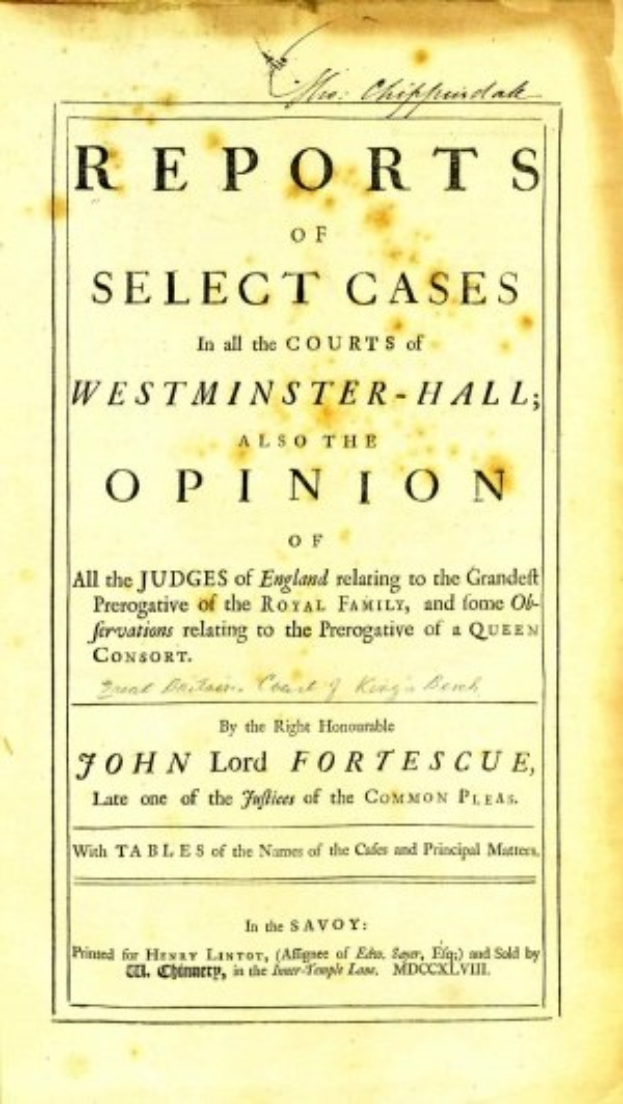Titelblatt eines alten Buches namens 'Berichte aus den Westminster-Hall-Gerichten sowie die Meinung von John Lord Fortescue' mit einer offenen Seite, die schwarzen Text zeigt.