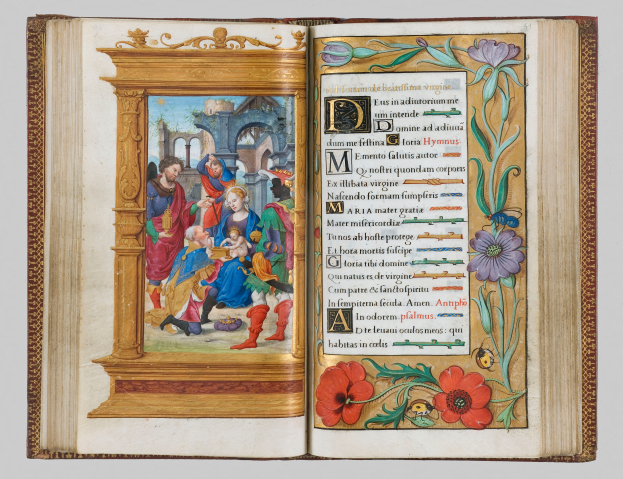 Ein aufgeschlagenes Buch, das eine illuminierte Handschrift mit einem leuchtenden Gemälde von Menschen in der Vordergrund, Blumen und Text im Hintergrund zeigt.