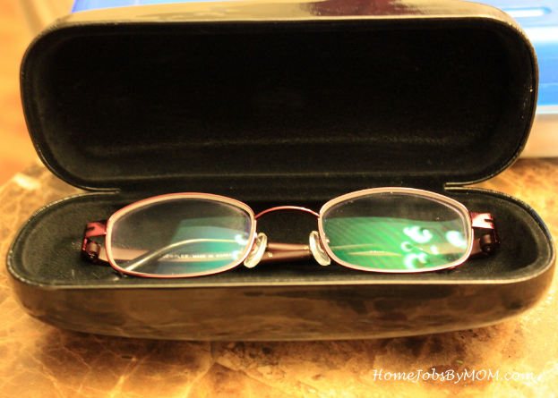 Ein Paar Brille in einer offenen Brillenbox.