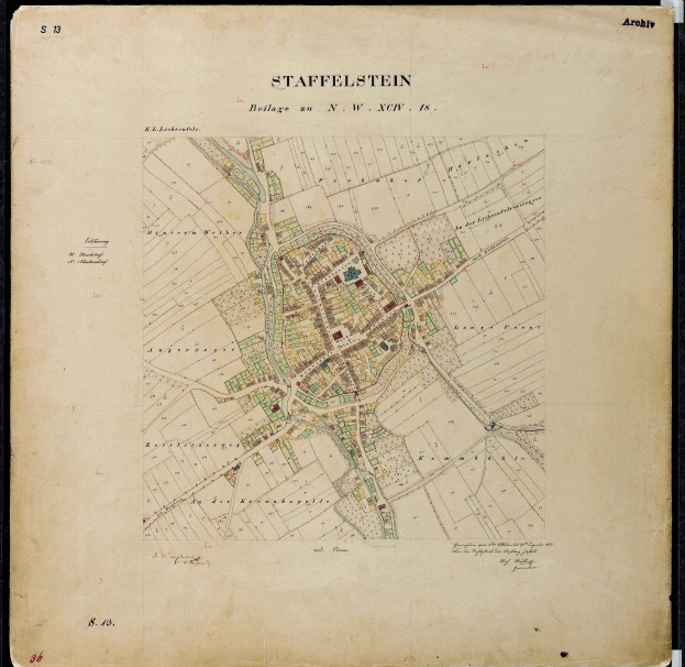 Alte detaillierte Karte von Staffelstein, Deutschland auf schwarzem Hintergrund, die Straßen, Gebäude und Sehenswürdigkeiten zeigt.