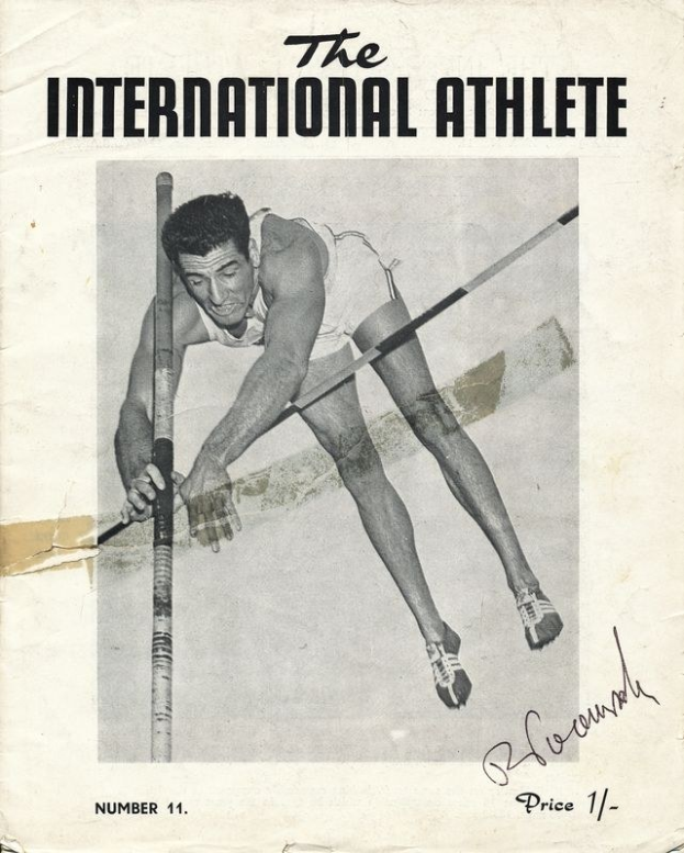 Schwarzes und weißes Foto eines Mannes in einem Trainingsanzug beim Überspringen eines Stabhochsprungs mit der Aufschrift "Der internationale Athlet" oben und unten.