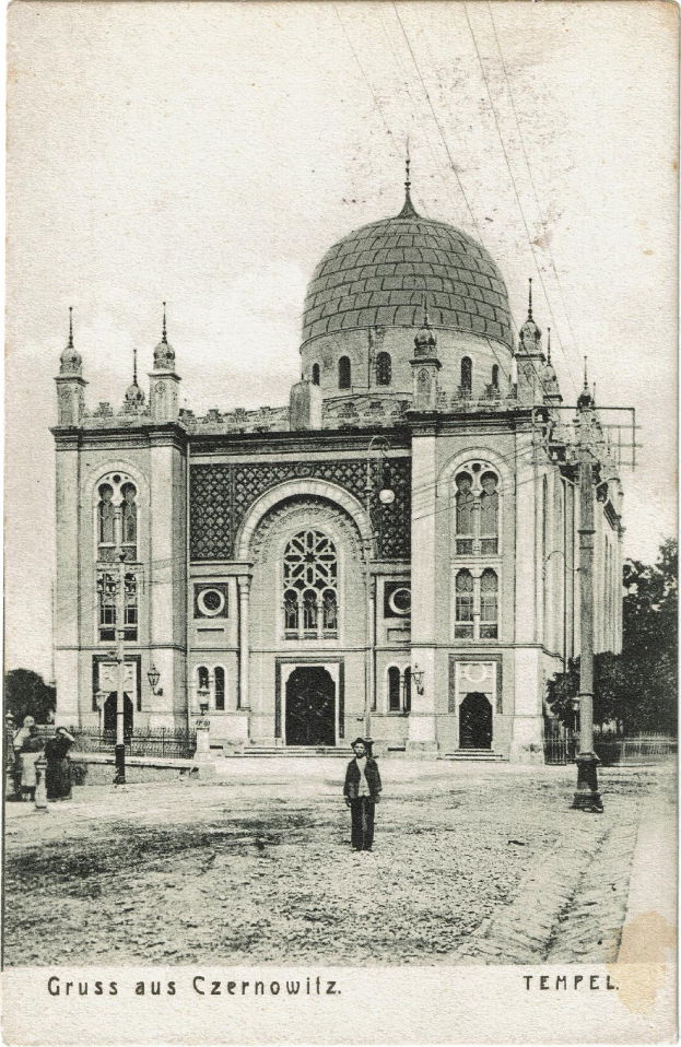 Ein altes Schwarz-Weiß-Foto der Tempelkirche in Czernowitz, Deutschland, umgeben von Menschen, Pfählen, Bäumen und Drähten.