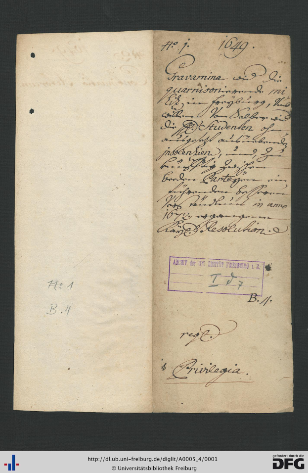 Ein aufgeschlagenes Buch mit handgeschriebener Text, wahrscheinlich ein Dokument aus der Bundesrepublik Deutschland, mit Wasserzeichen unten.