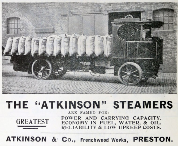 Eine Werbung für Atkinson Steamers mit einem mit Säcken beladenen Fahrzeug auf einer Straße, im Hintergrund ein Gebäude mit Fenstern und untenstehenden Text "Atkinson Steamers - Die größte Leistung und Tragfähigkeit."