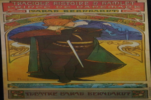 Plakat für Sarah Bernhardts Stück mit einem Mann in einem grünen Umhang, der ein Schwert hält, vor einem tiefblauen sternenklaren Hintergrund.