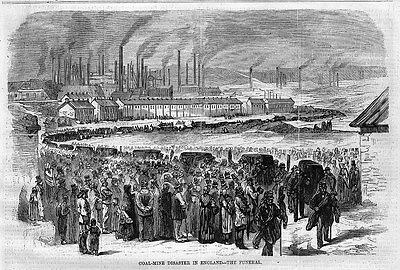 Schwarze und weiße Zeichnung von Menschen, die vor einer Fabrik mit Häusern und Rauch aus Schornsteinen im Hintergrund stehen, mit Text 'Kohlebergbau-Katastrophe in England das Ende' unten.