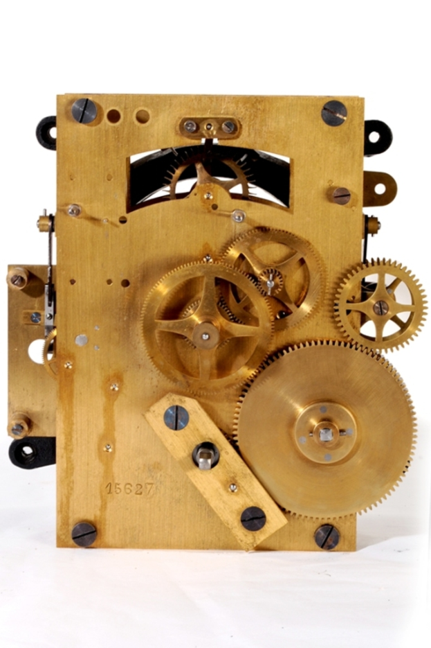 Eine Maschine mit verschiedenen mechanischen Komponenten und Drähten.