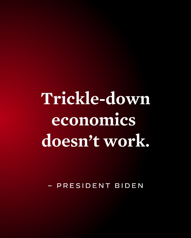 Ein Plakat mit fetter, schwarzer Schrift auf weißem Hintergrund, eingerahmt von einem schmalen schwarzen Rand, mit der Aufschrift 'Trickle-Down Economics Works Not' und einem Zitat des Präsidenten Biden.