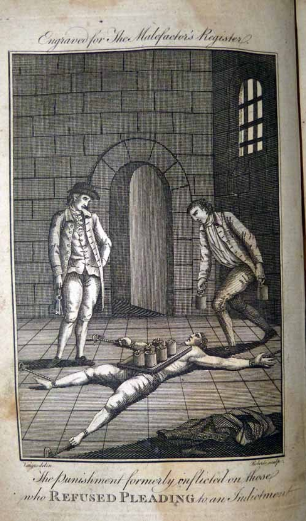 Alter Buchumschlag mit einer Illustration eines Mannes auf dem Boden liegend, zwei Figuren in der Nähe, eine Wand mit einer Tür und einem Fenster und Text, der "Die Strafe, die früher auf die verhängt wurde, die sich weigerten, sich schuldig zu bekennen" lautet.