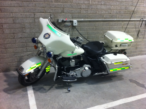 Ein Polizeimotorrad in einer Garage neben einer Backsteinwand geparkt