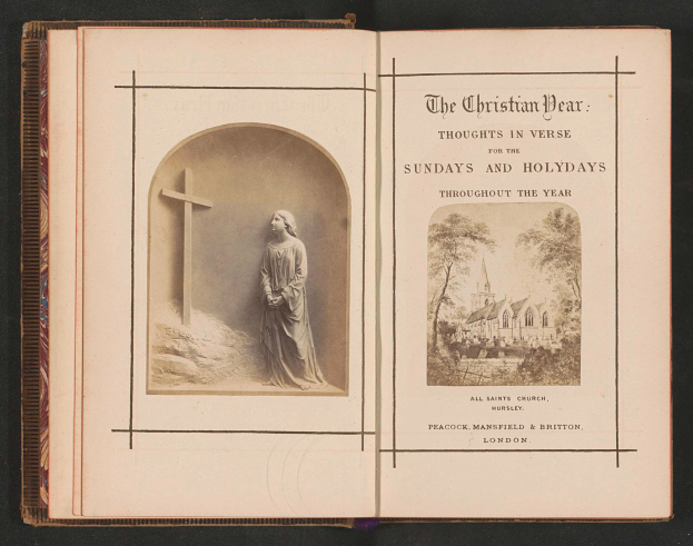 Ein aufgeschlagenes Buch mit einem Bild einer Frau, die vor einem Kreuz steht, umgeben von Bäumen und Gebäuden, mit der Aufschrift "Die christlichen Lieben Gedanken in Versen für die Sonntage und Feiertage Throughout the Year".