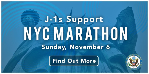 Ein Plakat, das den NYC-Marathon bewirbt, mit dem Text "j-1s unterstützen NYC-Marathon" und dem Logo des Events, das am Sonntag, den 6. November stattfindet.