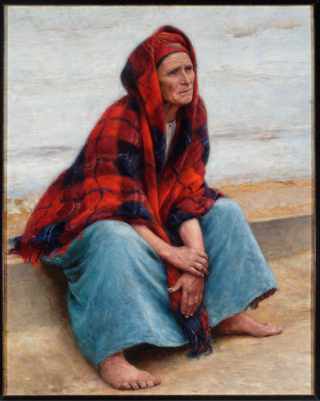 Eine alte Frau sitzt bei Sonnenuntergang in einem hellen Kleid mit einem Dutt auf dem Strand, die Augen geschlossen und die Hände im Schoß ruhend, in einem Foto Rahmen.