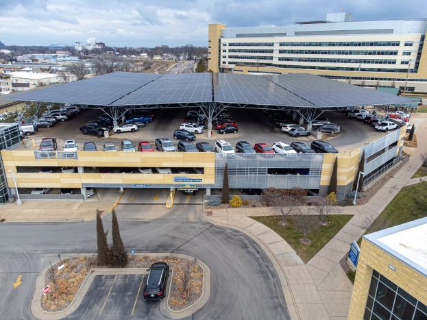 Dieser Parkhaus generates jetzt Strom
