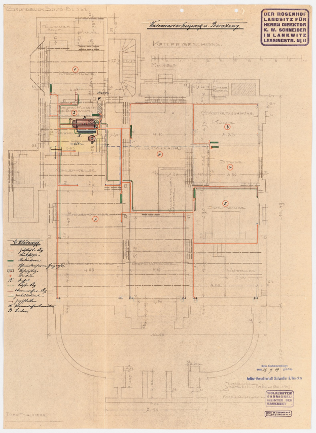 Schwarze und weiße architektonische Zeichnung des Rosenhof-Krankenhauses in Hamburg, Deutschland, die detaillierte Layouts mit Zimmern, Fluren und umfangreiche Verdrahtung an der Gebäudeaußenseite zeigt.