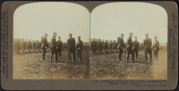 Ein altes Collage-Foto, das eine Gruppe von Militärangehörigen in der Front zeigt, mit Soldaten, die im Hintergrund Gewehre halten.