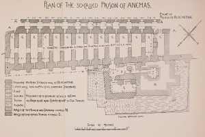 Ausführlicher architektonischer Plan des Anemas-Gefängnisses, der Räume, Korridore, Fenster und Türen mit begleitendem erklärendem Text zeigt.