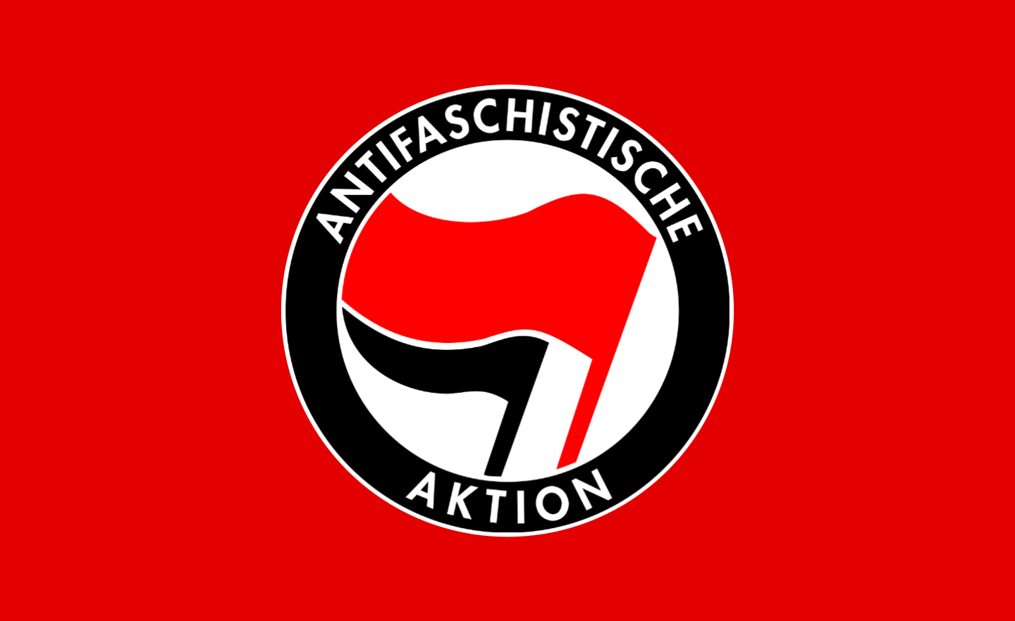 Ein roter Hintergrund mit einem schwarzen und weißen Logo, das die Wörter "Antifaschistische Aktion" in fetter, schwarzer Schrift zeigt, umgeben von einem weißen Rand.