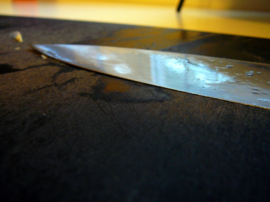Ein Messer liegt auf einem Tisch.
