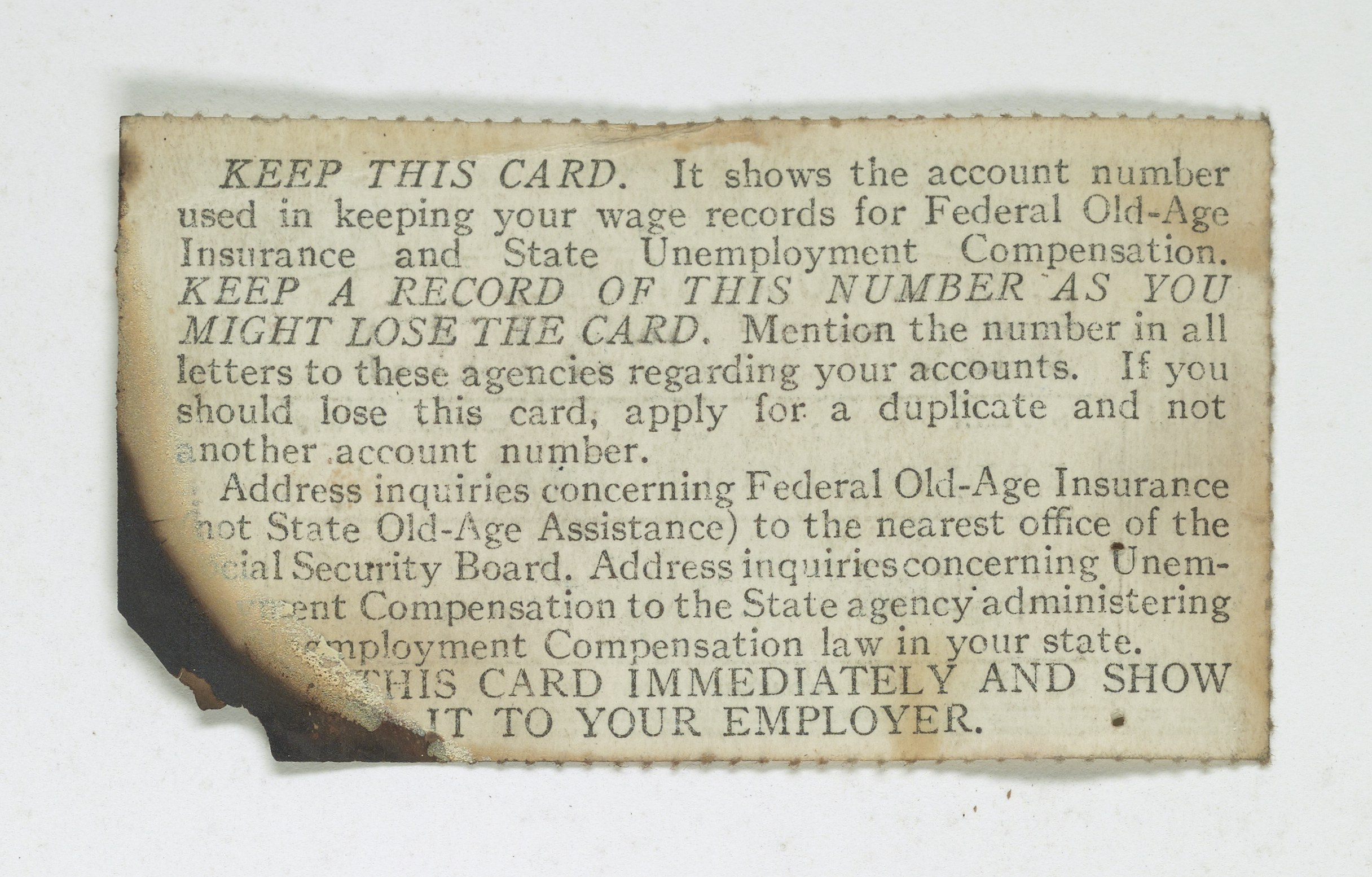 Ein Blatt Papier mit der Aufschrift "Behalten Sie diese Karte, sie zeigt die Kontonummer, die für die Lohnunterlagen der gesetzlichen Rentenversicherung und Arbeitslosenversicherung verwendet wird."