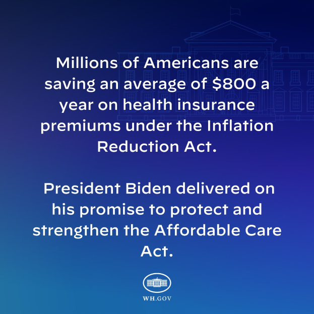 Blauer Hintergrund mit weißer Schrift, die besagt, dass Millionen von Amerikanern durchschnittlich 800 Dollar im Jahr an den Gesundheitsversicherungsprämien unter dem Inflation Reduction Act sparen, mit einem Logo.