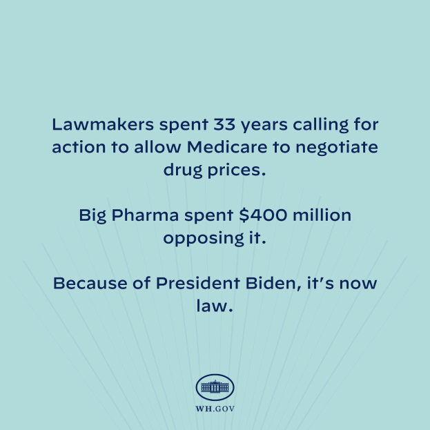 Ein blauer Hintergrund mit fetter weißer Schrift, die 'Lawmakers Spent 33 Years Calling for Action to Allow Medicare to Negotiate Drug Prices' lautet, und ein Logo unten.
