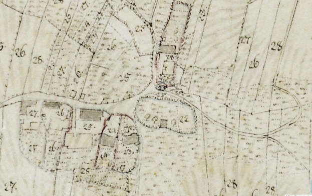 Alte detaillierte Stadtkarte mit nummerierten Gebäuden, Straßen und Text, die eine geplante Entwicklungsstelle am unteren Rand zeigt.