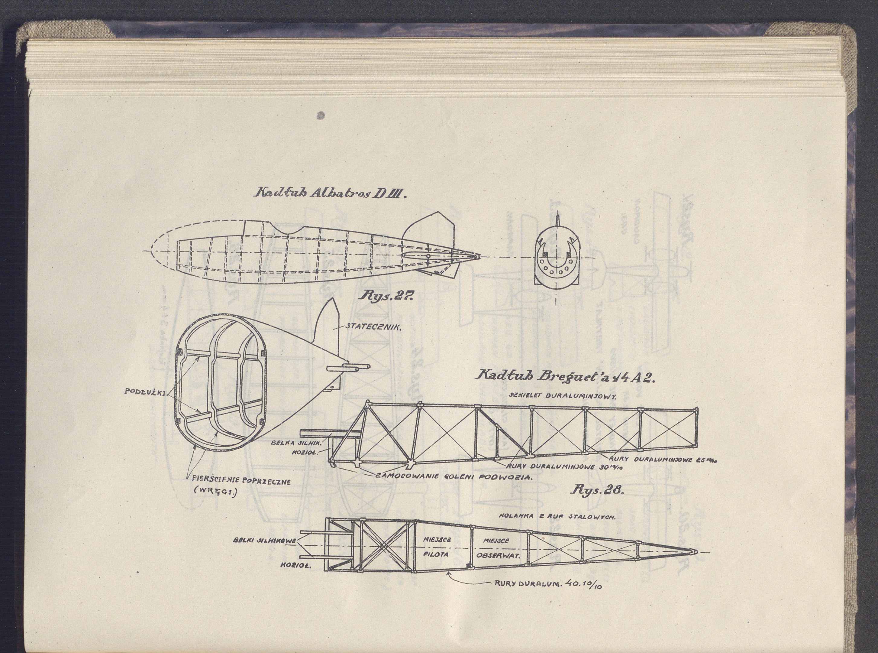 Ein aufgeschlagenes Buch, das eine detaillierte Zeichnung eines Flugzeugs zeigt, einschließlich seiner Flügel, Propeller und Motoren, zusammen mit begleitendem Text, der das Flugzeugdesign und -merkmale beschreibt.