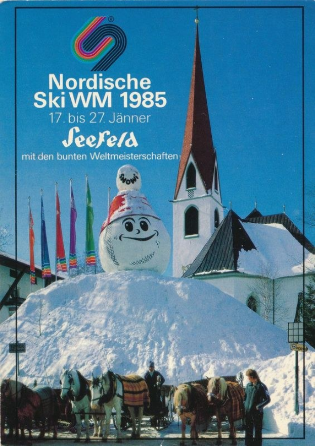 Plakat für die Nordischen Skiweltmeisterschaften 1985 in Seefeld, Schweiz, das eine verschneite Landschaft mit Skifahrern, Pferden, Stangen, Fahnen, Gebäuden, Bäumen und Text vor einem Himmel zeigt.