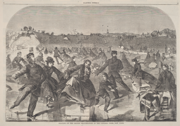 Eine Gruppe von Menschen verschiedenen Alters fährt auf einem Eisring im Central Park, New York, einige halten Stöcke, mit Bäumen, Pfählen und einem klaren blauen Himmel im Hintergrund und Text am unteren Bildrand.