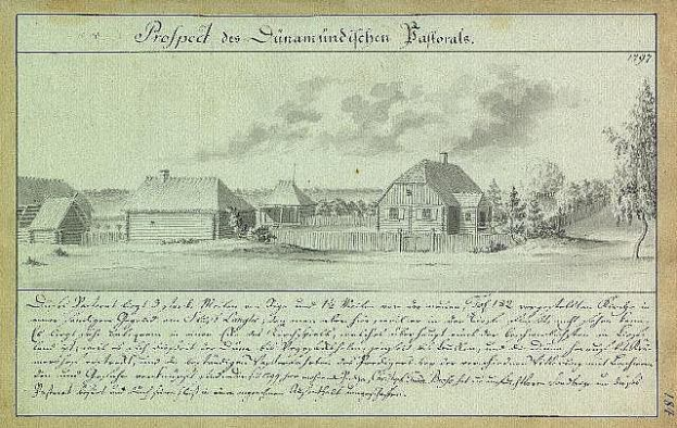 Ein altes Papier mit einer Zeichnung eines Hofes umgeben von Häusern, Bäumen und einem Himmel, mit der Inschrift "1897 Deutsche Landschaft mit Hofgebäuden" darauf.