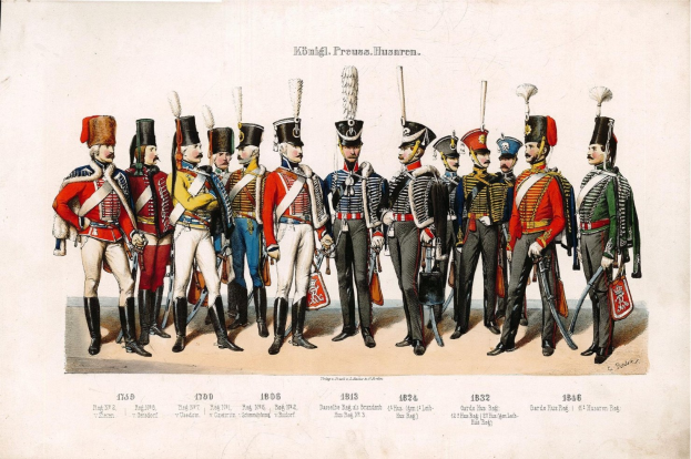 Schwarzes und weißes Foto von 1836 deutschen Infanteristen in Uniform, die in einer Reihe stehen, Hüte tragen und Gegenstände halten, mit Text '1836 deutsche Infanterie' unten.