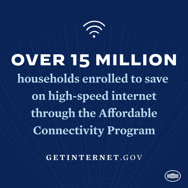 Plakat, das das Affordable Connectivity Program bewirbt, mit Text, der besagt, dass über 15 Millionen Haushalte für schnelles Internet sparen.