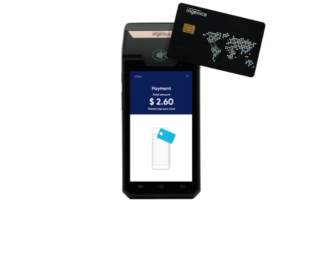 Ein Mobiltelefon, das einen Zahlungsbildschirm anzeigt, mit einer daneben liegenden Kreditkarte, die die Verwendung eines Ingenico-Mobilzahlungssystems vermuten lässt.