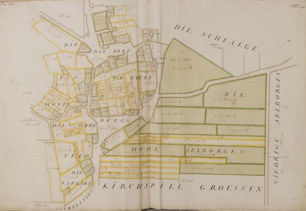Ein altes Buch mit einer detaillierten Karte von Hamburg, Deutschland, mit sichtbaren Straßen, Gebäuden und Sehenswürdigkeiten, sowie Text, der zusätzliche Informationen über die Stadt enthält.