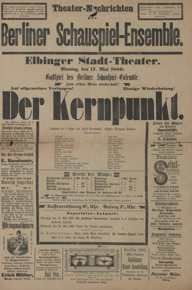 Schwarze und Weiße Zeitungsanzeige für das Berliner Schauspiel-Ensemble mit einem Mann im Anzug und Krawatte, mit Text, der das Ereignis beschreibt.