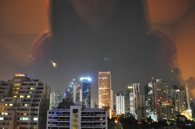 Gebäude nachts beleuchtet.