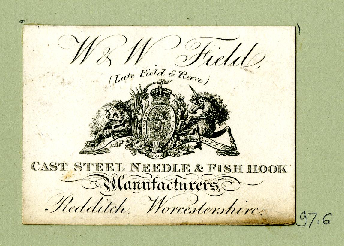 Eine alte Visitenkarte mit einem Pferd, Text 'W.W. Field, Cast Steel Needle & Fish Hook Manufacturers, Redditch, Worcestershire' und Logo, mit einem Wasserzeichen in der rechten unteren Ecke.