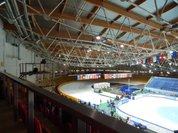 Am Westparkstra├če         Dachfertigstellung im Sportkomplex