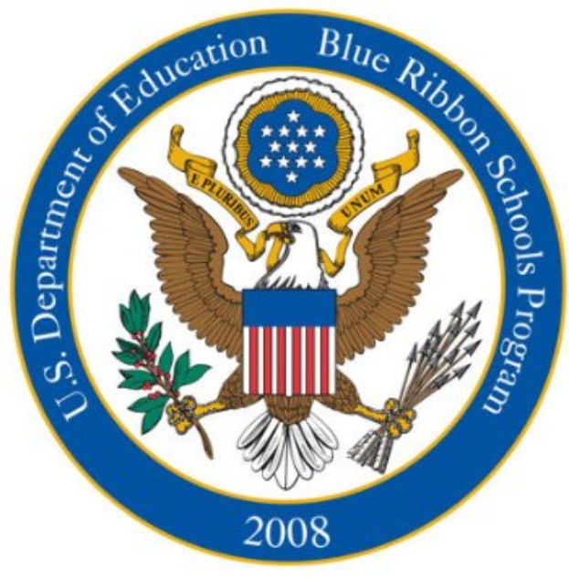 Das Logo des U.S. Department of Education Blue Ribbon Schools Program zeigt einen blauen Kreis mit einem weißen Stern, eine weiße Taube mit einer blauen Schleife und ein weißes Banner mit 'Department of Education' in Blau.