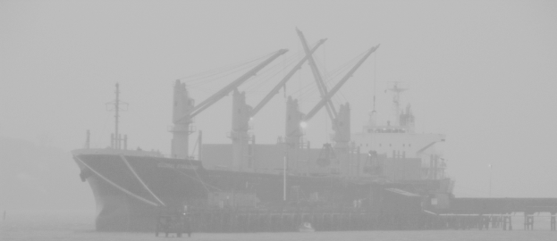 Ein Schiff auf ruhiger See.