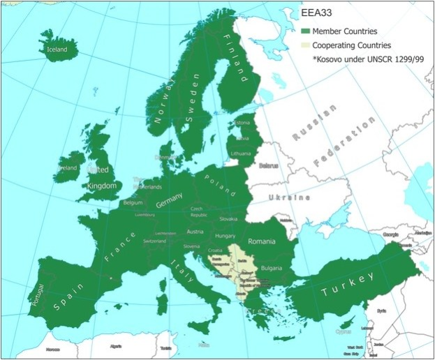 Eine Wandkarte von Europa, die die Mitgliedstaaten der Europäischen Union mit Ländernamen, Grenzen, Großstädten, Flüssen und geografischen Merkmalen hervorhebt.
