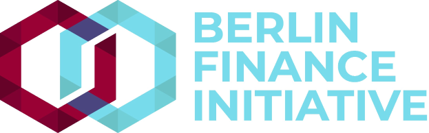 Logo der Berlin Finance Initiative mit einem blauen Kreis mit weißer Umrandung und einem weißen 'B' in der Mitte, umgeben von einem weißen Ring mit blau-weißem Karomuster, alles auf einem weißen Hintergrund mit der schwarzen Schrift 'Berlin Finance Initiative' in Fettschrift.